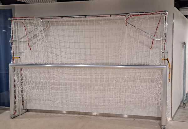 Futsal/ Jalkapallomaalin säilytys pienessä tilassa. Alusport 3x2m taittuva jalkapallo & Futsal maali on helppo säilyttää pienessä tilassa