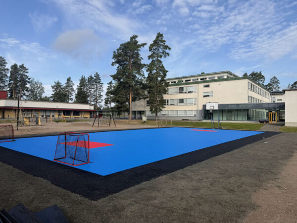 Joutsan yhtenäiskoulun pihalla Floorbeen monipelialusta