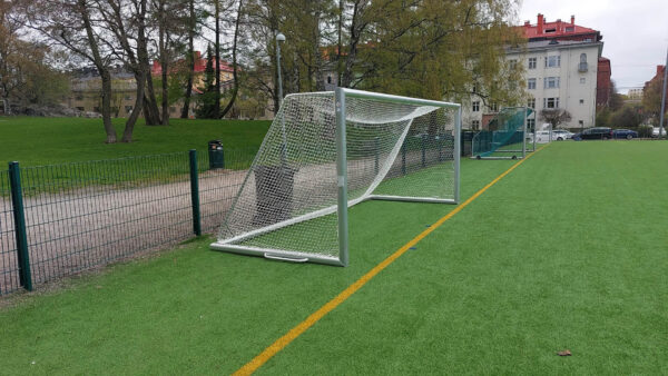 kestava-jalkapallomaali-alusport-5x2m-kokoonhitsattu-helsinki-vainamoisenkentta-kuva3 Jalkapallomaali 5x2 Alusport on kestävä maali julkisille kentille, koulujen pihoihin ja seurakäyttöön