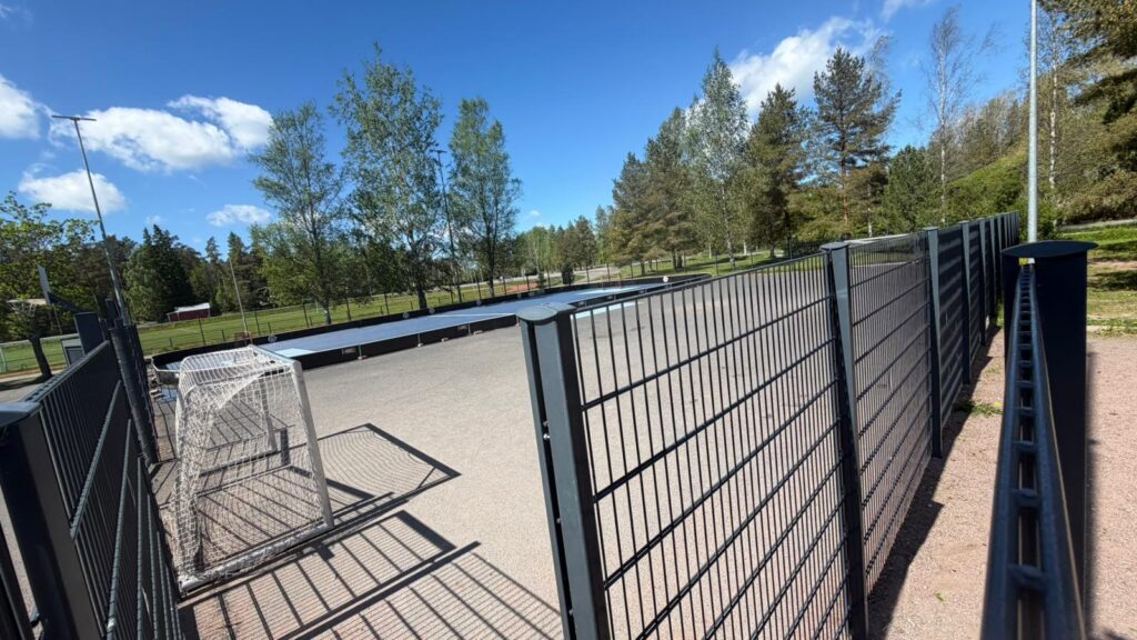 Riihikosken koulu, Pöytyä. Alusport 3x1,5m maali