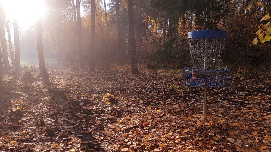 Frisbeegolf korin asentaminen