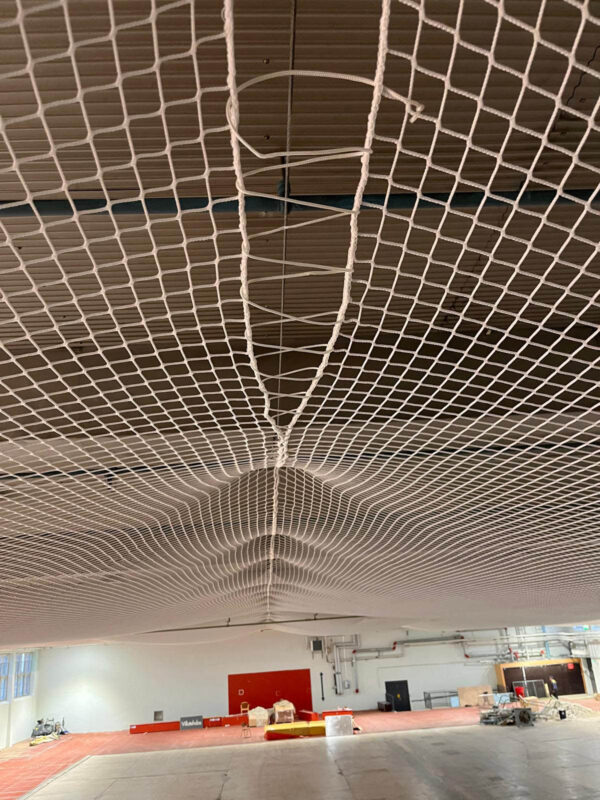 Kattosuojaverkot asennetuina kohteeseen tehtyinä