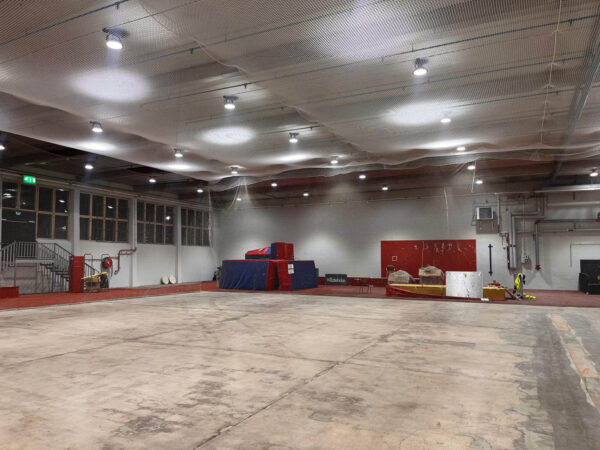 Liikuntatilojen kattojen suojaukseen tarkoitettu Rombull kattosuojaverkko tehdään kohteeseen sopivaksi mittojen mukaan ja vahvistetaan reunoilta