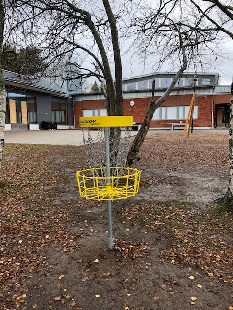 Kiinteä Frisbeegolfkori koulun pihalla