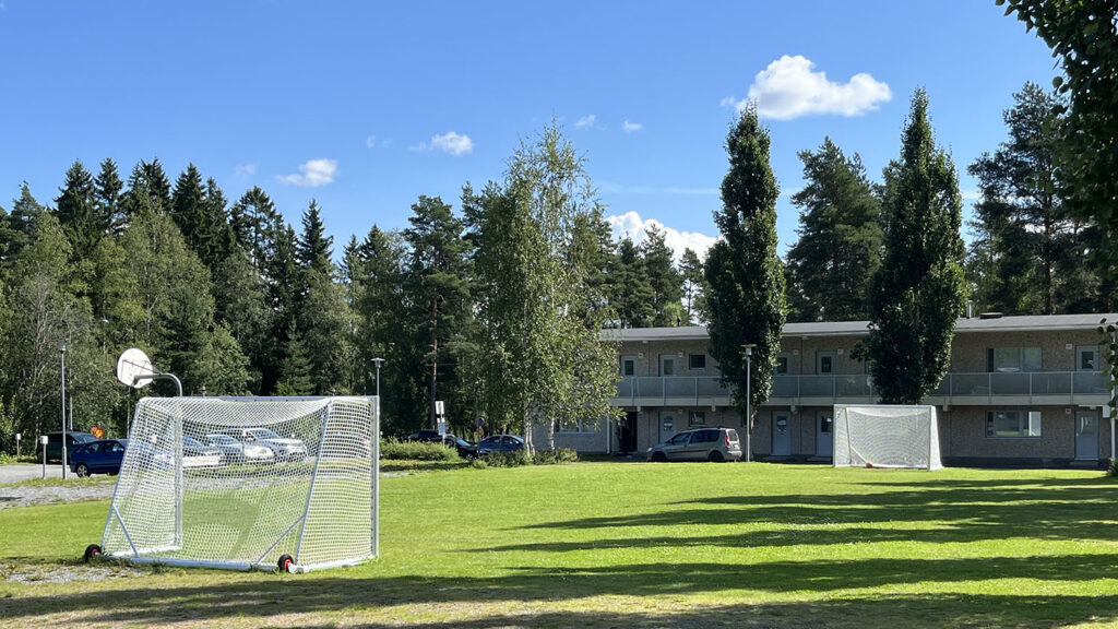 Kiinteällä vastapainolla ja renkailla varustettu Alusport 3x2m jalkapallomaali on turvallinen valinta taloyhtiön, koulun tai julkisen jalkapallokentän maaliksi