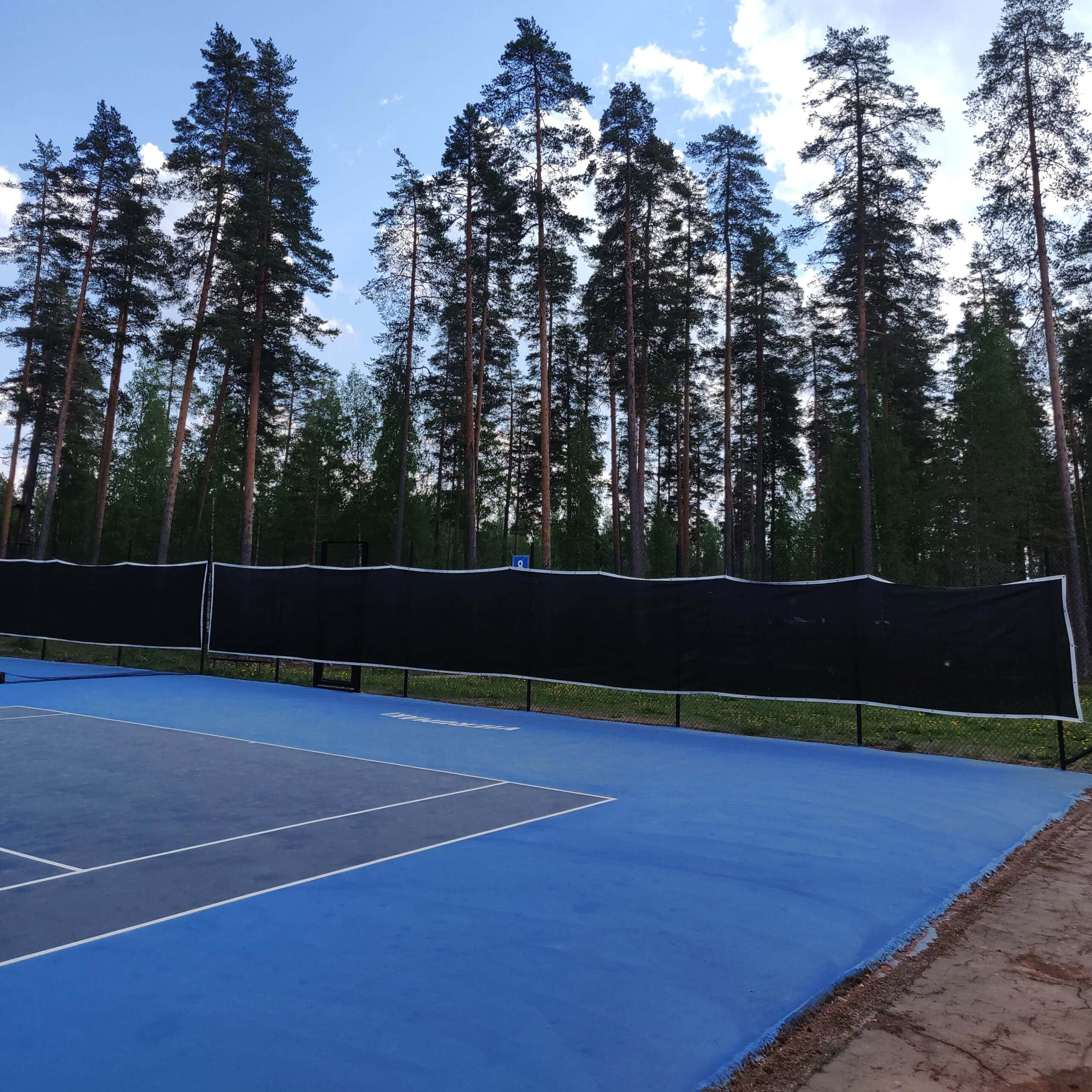 Tenniskentän suojaaminen tuulelta