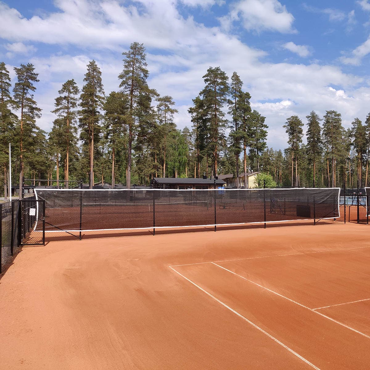 Tenniskentän tuulisuoja