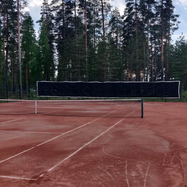 Tuulisuojaverkko estää tuulen pääsyn tenniskentälle