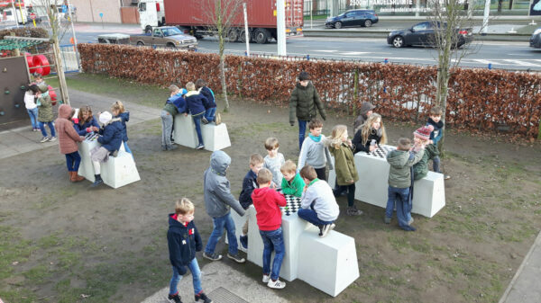 Betoninen shakkipöytä sopii erinomaisesti esimerkiksi koulun pihalle