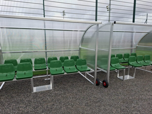 Pelaajille tarkoitettu 2-rivinen vaihto-aitio on helposti siirrettävissä siirtorenkaiden avulla