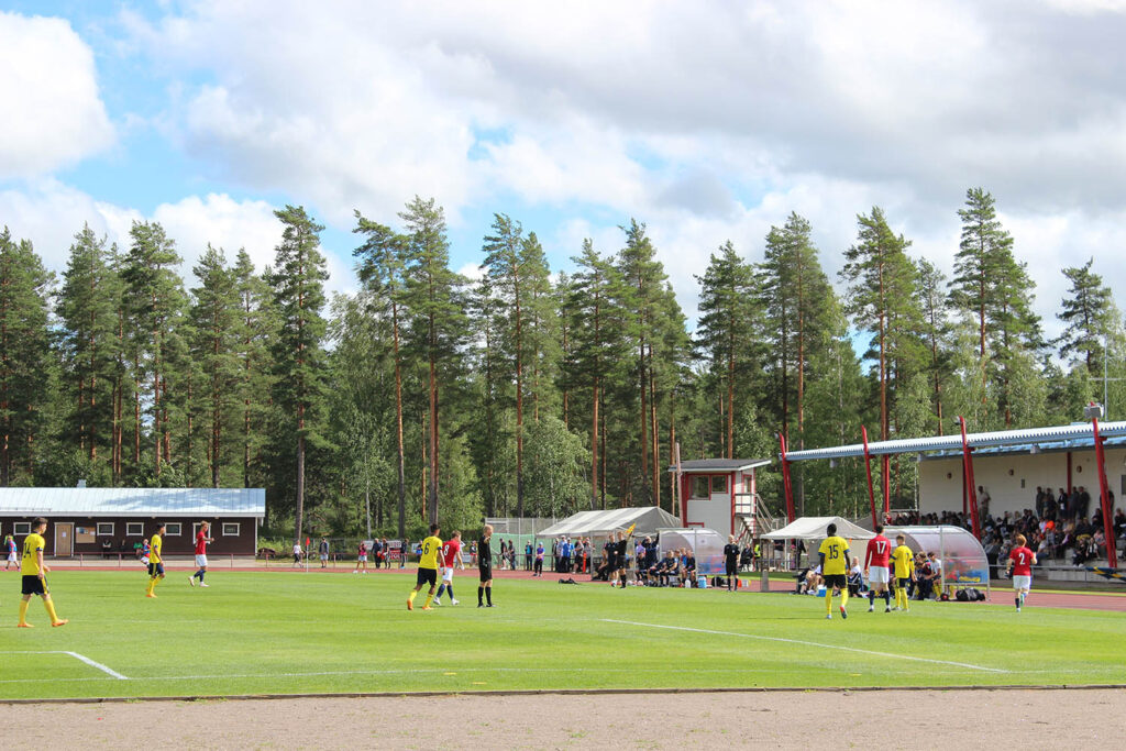 2-rivinen vaihto-aitio jalkapalloon? 11-hengelle tarkoitettu pelaajaaitio tarjoaa suojaa ja on helposti liikuteltavissa siirtorenkaiden avulla