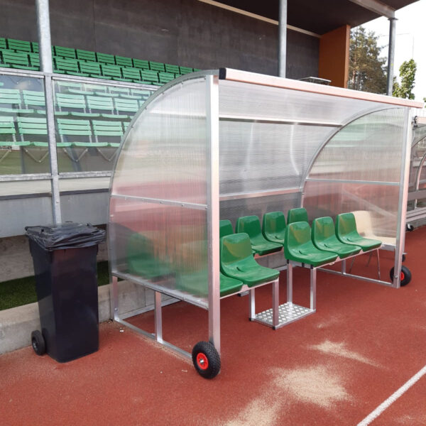 Vaihtopelaaja-aitio 11-hengelle siirtorenkailla Vaihtopelaaja aitio 2-rivinen malli tarjoaa tilaa 11 pelaajalle. Helposti siirrettävä siirtorenkailla varustettu malli