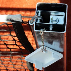 Tennisverkon kiristysmekanismi